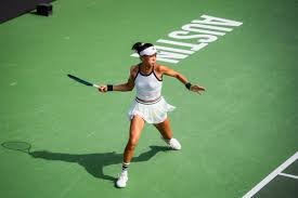 二八杠里的“牌具讲究”：为什么骨制牌九比扑克牌二八杠更有手感？（二八杠的牌具门道：骨制牌九为何比扑克牌更有手感？）